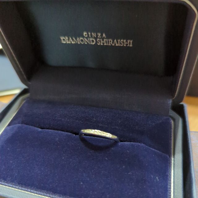 【銀座ダイヤモンドシライシの口コミ】 たくさん試着したがウェーブのデザインが非常に多く、手の骨格に合わない…