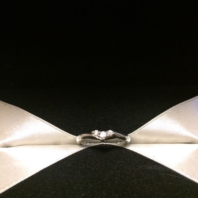 【エクセルコダイヤモンド(EXELCO DIAMOND)の口コミ】 結婚指輪はダイヤが入ってるイメージはなかったのですが、お店で3つのダイ…