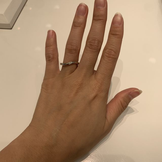 【4℃ BRIDAL(ヨンドシーブライダル)の口コミ】 ダイヤモンドがキラキラ、自分の指にはウェーブが似合ってるのでウェーブ…