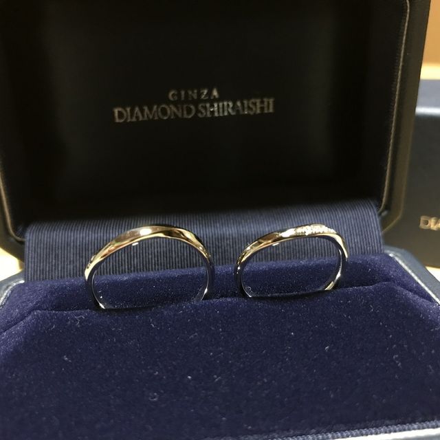 【銀座ダイヤモンドシライシの口コミ】 デザインはシンプルなものが良かったので、装飾の付いていない且つ少し凝…