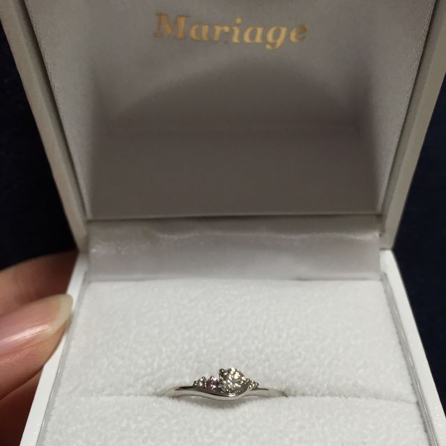 【Mariage ent(マリアージュエント)の口コミ】 指につけたときにあまりダイヤが目立ちすぎるのは個人的に嫌だったので、…