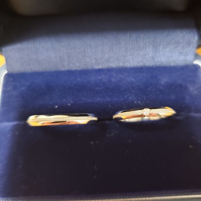 【銀座ダイヤモンドシライシの口コミ】 中央ミルグレイン加工の指輪をしているサンプルを出してもらい、想像がつ…