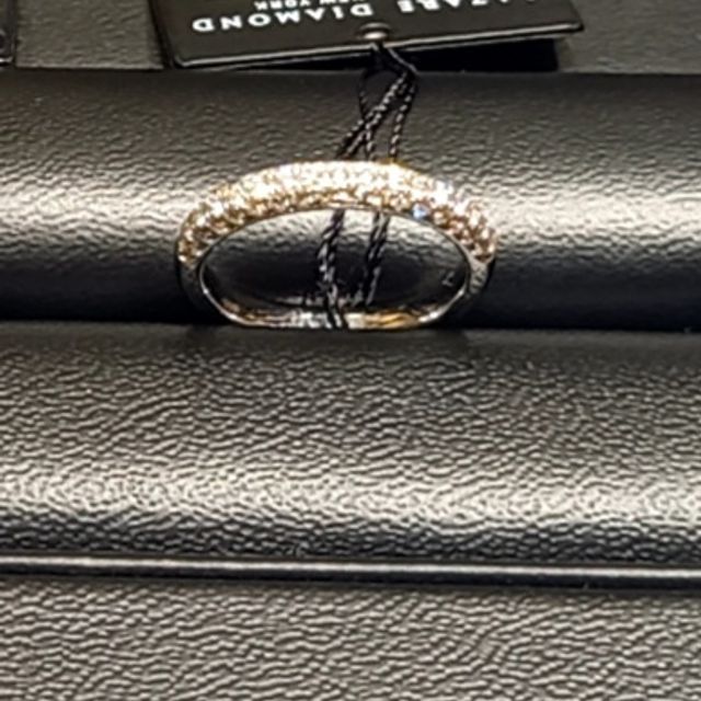 【ラザール ダイヤモンド(LAZARE DIAMOND)の口コミ】 デュークという指輪を試着しました。この指輪は、ダイヤが3列に並んでいる…