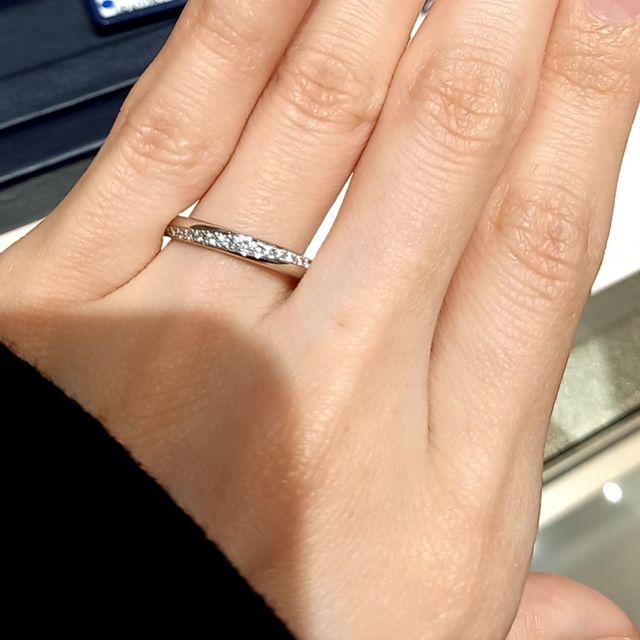 【ROYAL ASSCHER(ロイヤル・アッシャー)の口コミ】 ストレートの指輪にウェーブ状にダイヤが施されてるデザインです。ダイヤ…