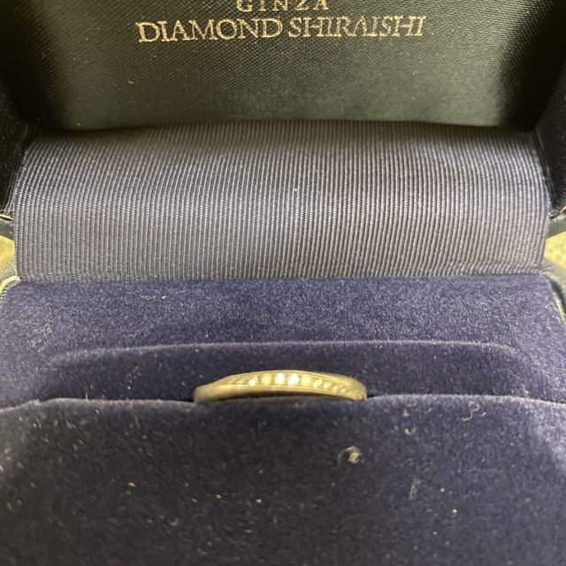【銀座ダイヤモンドシライシの口コミ】 デザインはシンプルで可愛いもののにしました。
婚約指輪は真ん中にダイヤ…