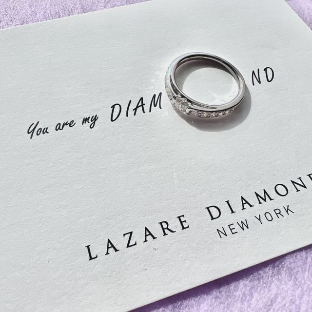【ラザール ダイヤモンド(LAZARE DIAMOND)の口コミ】 婚約指輪として当初ハーフエタニティを探していました。しかし、中央に一…