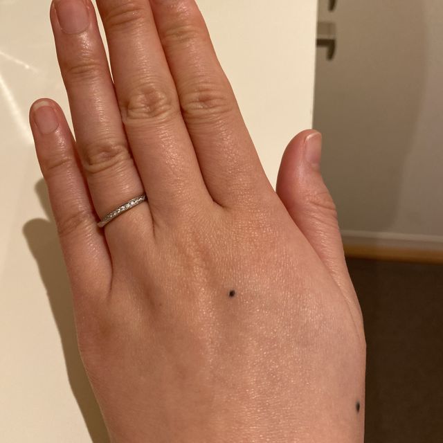 【銀座ダイヤモンドシライシの口コミ】 婚約指輪との重ねずけが必須でしたので、まずは指輪の太さを重視しました…