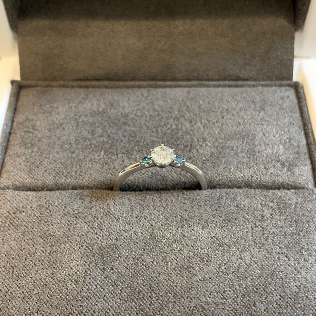 【COCKTAIL(カクテル)の口コミ】 シンプルで価格もちょうど良いと思えました。
中央のダイヤモンドは追加価…