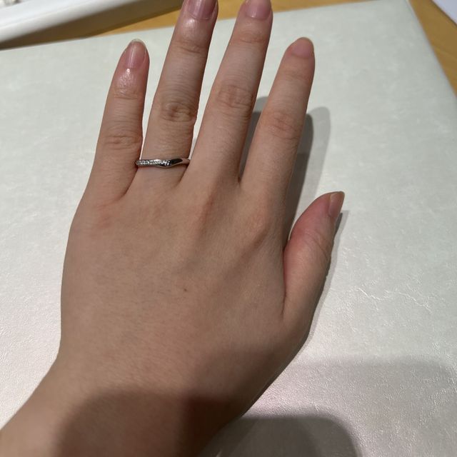 【MILK&Strawberry(ミルクアンドストロベリー)の口コミ】 V字のデザインなので、手や指が華奢な人に似合うと思います。シンプルなの…