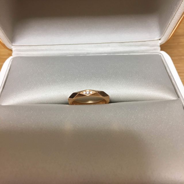 【ブシュロン(BOUCHERON)の口コミ】 婚約指輪と同じファセットが欲しくて、こちらに決めました。主人とお揃い…