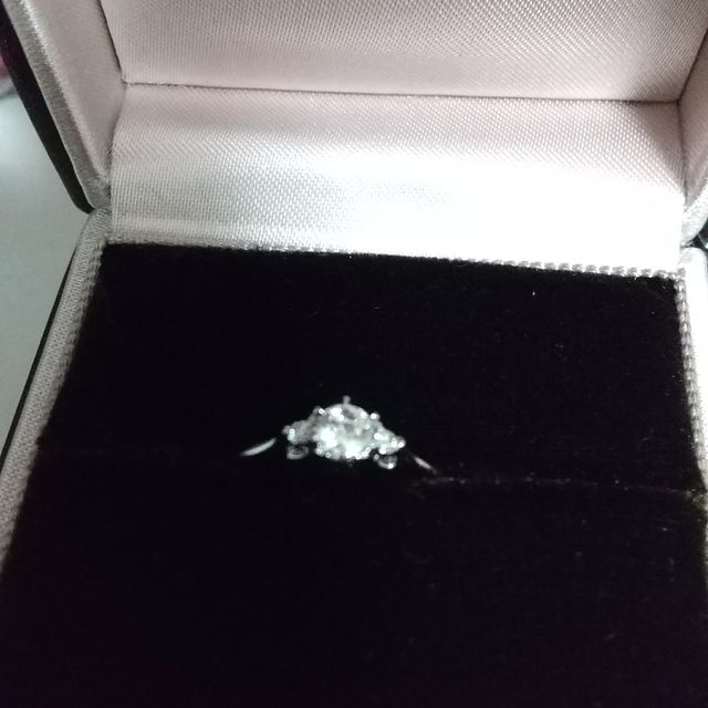 【アイプリモ(I-PRIMO)の口コミ】 中央の石に向かって指輪のリングが細くなっているデザインがエレガントで…