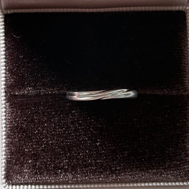 【銀座ダイヤモンドシライシの口コミ】 デザインがシンプルかつ、お互いの指にあうような少し動きがついているも…