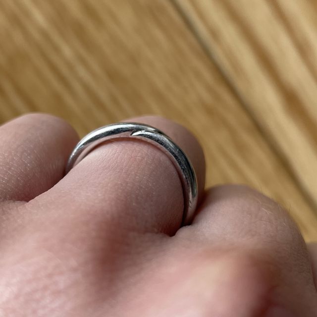 【銀座ダイヤモンドシライシの口コミ】 デザインがシンプルかつ、お互いの指にあうような少し動きがついているも…