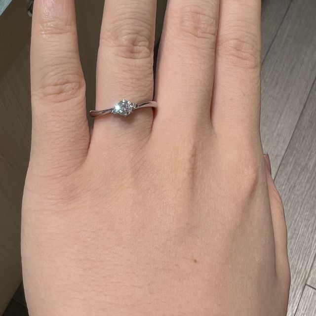 【MILK&Strawberry(ミルクアンドストロベリー)の口コミ】 緩やかなs字カーブになっているデザインで、一粒ダイヤが、ザ・婚約指輪と…