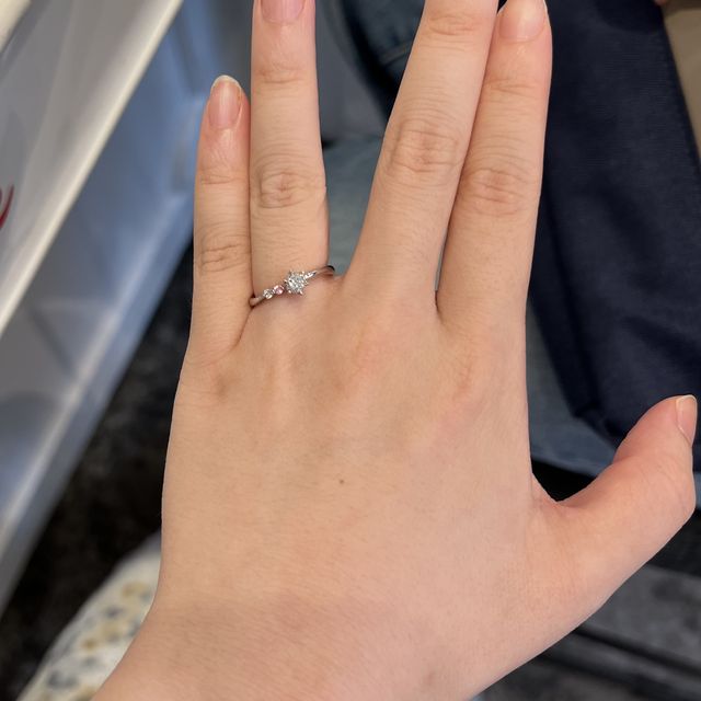 【アンジェリックフォセッテ(Angelique Fossette)の口コミ】 ピンクダイヤモンドを使った指輪を探していました。また、デザインはスト…