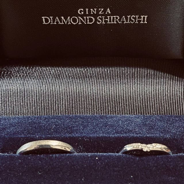 【銀座ダイヤモンドシライシの口コミ】 V字のデザインが好みでしたが、男性リングのV字に抵抗がありペアで気にい…