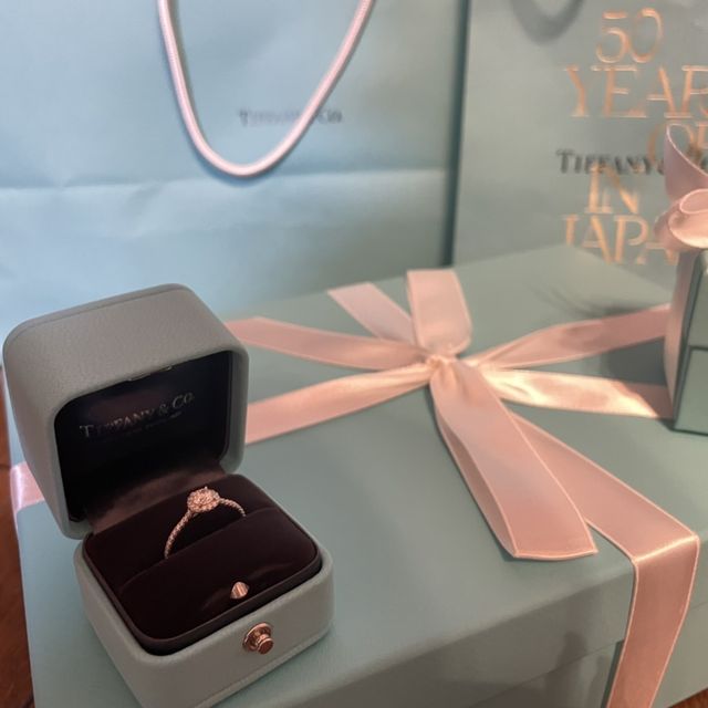 【ティファニー(Tiffany & Co.)の口コミ】 エタニティかつ、真ん中のダイヤもさらにダイヤが囲んでいるデザインが好…
