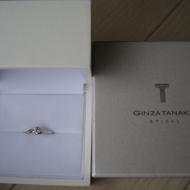 【ギンザタナカブライダル(GINZA TANAKA BRIDAL)の口コミ】 第一に、シンプルで、かつ結婚指輪と重ね付けをしたときに綺麗に見えるデ…
