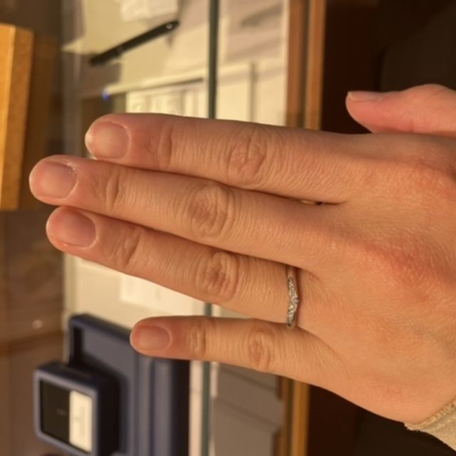 【銀座ダイヤモンドシライシの口コミ】 冠婚葬祭でつけられるようにシルバーを探していました。こちらのリングは…