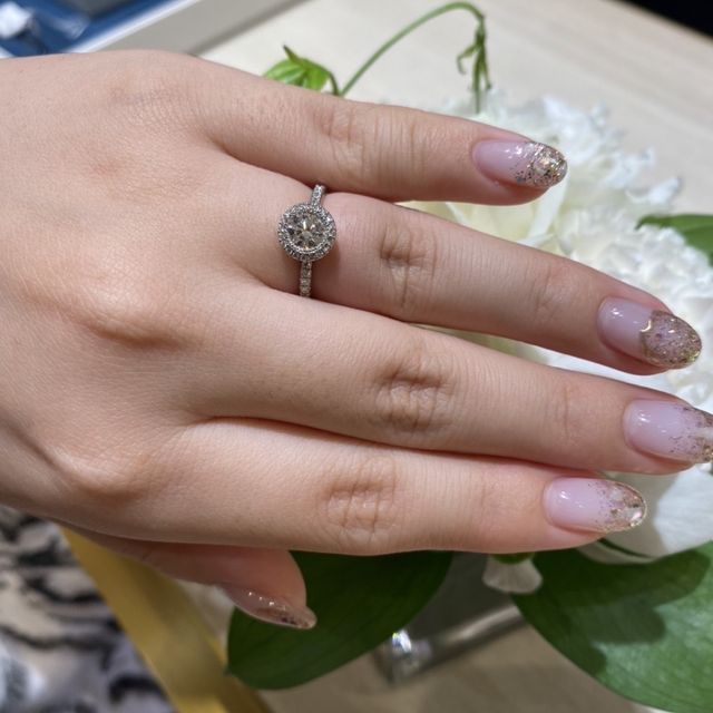 【ピアジェ(PIAGET)の口コミ】 ハーフエタニティに真ん中のダイヤをさらにダイヤで囲んだおしゃれなデザ…