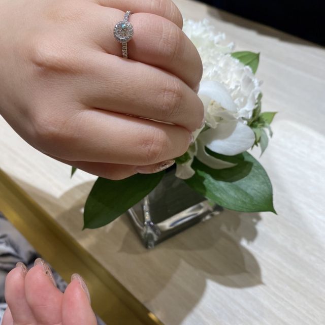 【ピアジェ(PIAGET)の口コミ】 ハーフエタニティに真ん中のダイヤをさらにダイヤで囲んだおしゃれなデザ…