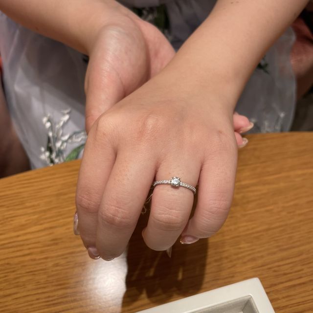 【ブシュロン(BOUCHERON)の口コミ】 エタニティの婚約指輪がよく試着させて貰いました。
つけた瞬間、肌に馴染…