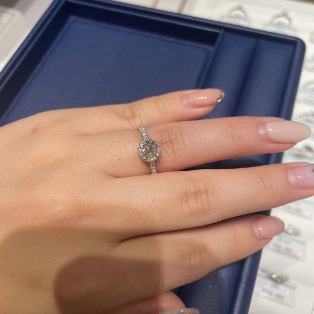 【エクセルコダイヤモンド(EXELCO DIAMOND)の口コミ】 エタニティでかつ真ん中のダイヤにさらにダイヤを囲んだデザインが良くて…