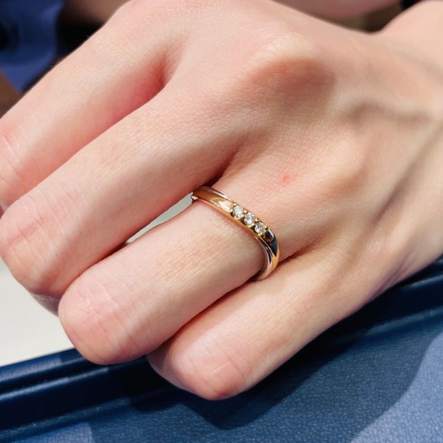 【銀座ダイヤモンドシライシの口コミ】 メレダイヤではなく、ダイヤが3つ埋まってるタイプはあまり見ないのでとて…