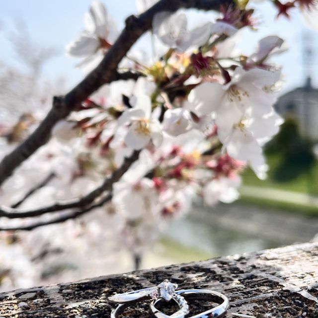 【AFFLUX(アフラックス)の口コミ】 婚約指輪は違うお店で購入していた為、重ね付けをするバランスや男女の指…