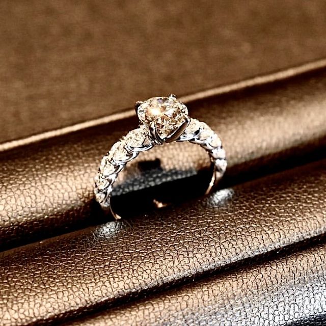 【エクセルコダイヤモンド(EXELCO DIAMOND)の口コミ】 デザイン重視でした。フェリシテと似たようなデザインはありますが、ダイ…