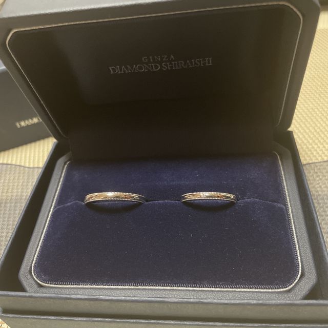 【銀座ダイヤモンドシライシの口コミ】 初めはミル打ち加工にせずにシンプルなデザインで結婚指輪を選んでいまし…