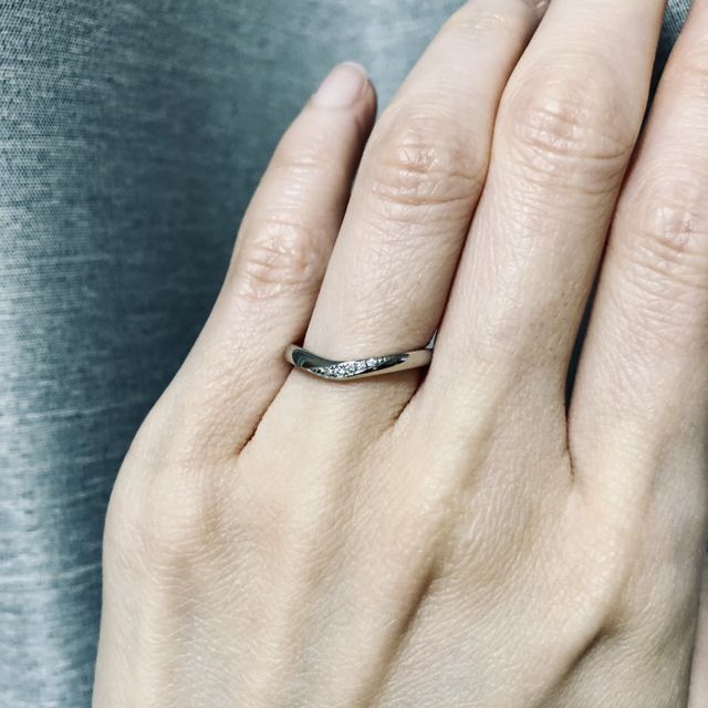 【TRECENTI(トレセンテ)の口コミ】 手が綺麗に見えるV字のデザインと、メレダイヤの輝きとラインが美しく可愛…