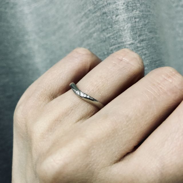 【TRECENTI(トレセンテ)の口コミ】 手が綺麗に見えるV字のデザインと、メレダイヤの輝きとラインが美しく可愛…