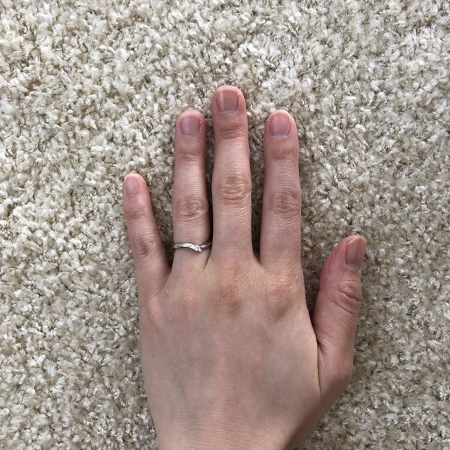 【俄(にわか)の口コミ】 デザインが気に入りました。自分の指にぴったり合っていて指が長く細く見…