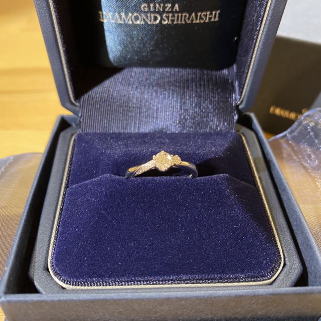 【銀座ダイヤモンドシライシの口コミ】 いろいろなお店を回ったのですが、婚約指輪は、他にはないアシンメトリー…