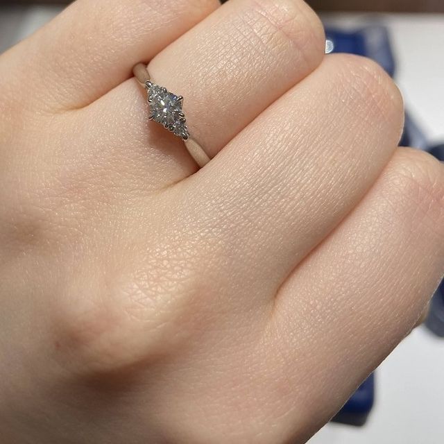 【銀座ダイヤモンドシライシの口コミ】 よくあるダイヤが３つ並んだデザインです。しかし、銀座ダイヤモンドシラ…