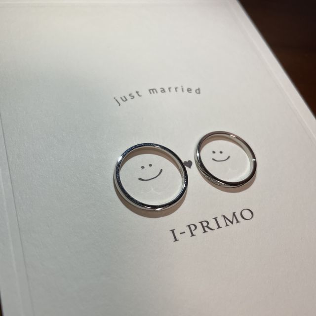 【アイプリモ(I-PRIMO)の口コミ】 2人で決めました。
婚約指輪をウェーブのデザインにしたので馴染むもの、…