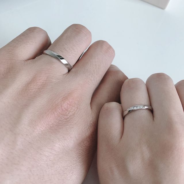 【アイプリモ(I-PRIMO)の口コミ】 シンプルかつ動きのあるデザインが気に入った。女性側のダイヤも主張しす…