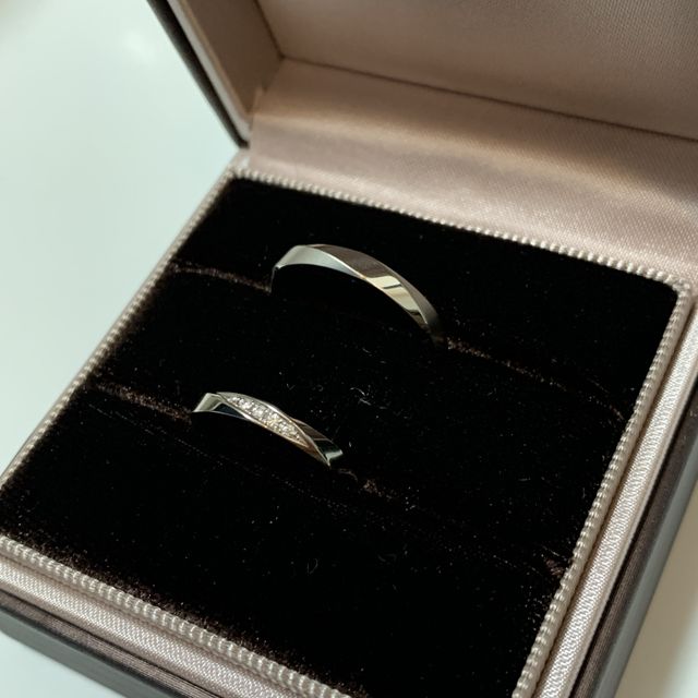 【アイプリモ(I-PRIMO)の口コミ】 シンプルかつ動きのあるデザインが気に入った。女性側のダイヤも主張しす…