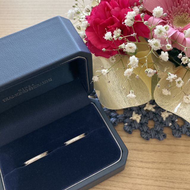 【銀座ダイヤモンドシライシの口コミ】 シンプルなデザインを探していましたが、実際に指輪を試着してみると、ミ…