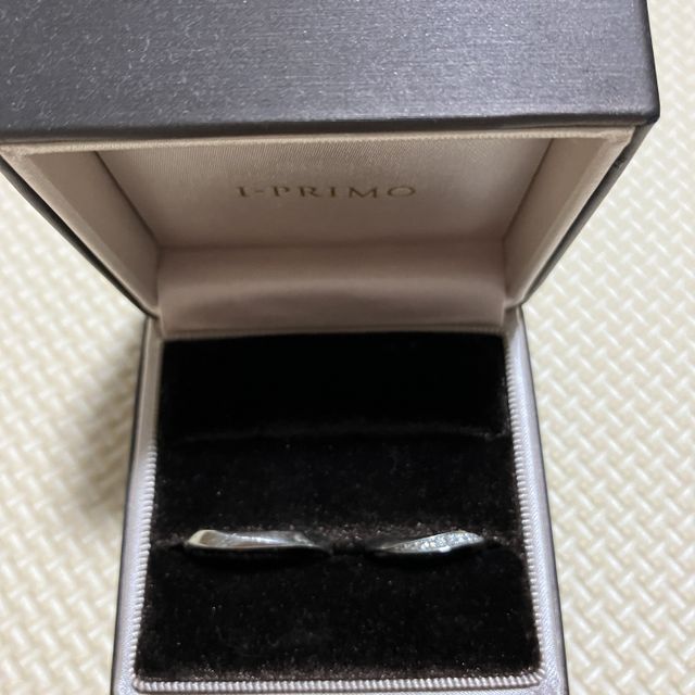 【アイプリモ(I-PRIMO)の口コミ】 夫の指輪と並べる事で、ウェーブラインが鏡のように向かい合い、ハートの…