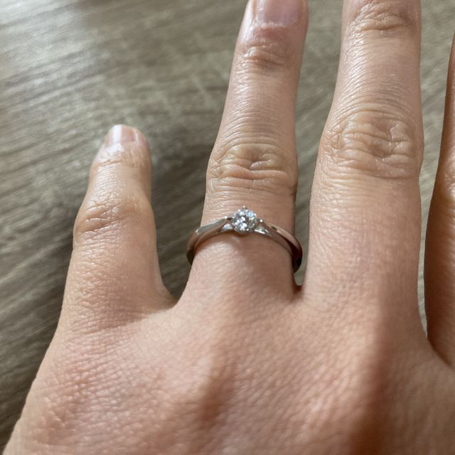 【アイプリモ(I-PRIMO)の口コミ】 シンプルでダイヤが綺麗に見えるデザインで、横から見ても石が見えるよう…