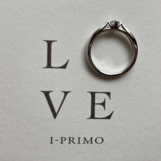 【アイプリモ(I-PRIMO)の口コミ】 シンプルでダイヤが綺麗に見えるデザインで、横から見ても石が見えるよう…