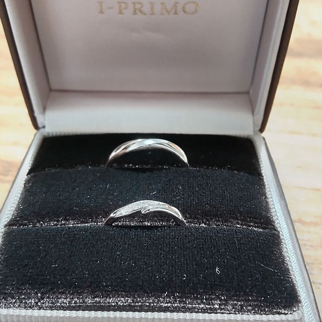 【アイプリモ(I-PRIMO)の口コミ】 派手なデザインが苦手で、シンプルな物を探していました。ダイヤが１つだ…