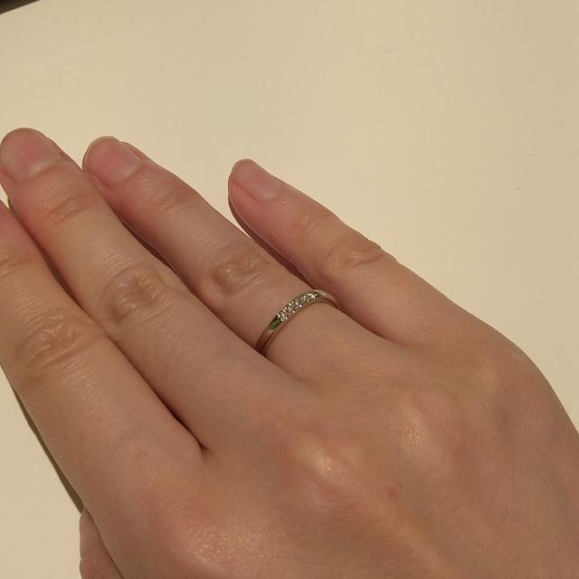 【4℃ BRIDAL(ヨンドシーブライダル)の口コミ】 自分の好みと手の形に似合いそうなリングでした。
複数の石がついています…