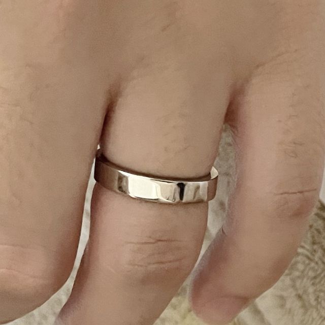 【ブルガリ(BVLGARI)の口コミ】 幅が太めで存在感がある　シンプルで飽きがこない　あまり他の人とかぶら…