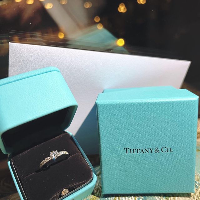 【ティファニー(Tiffany & Co.)の口コミ】 決して価格は安くありませんがデザインはとても可愛いです。中央に１つの…