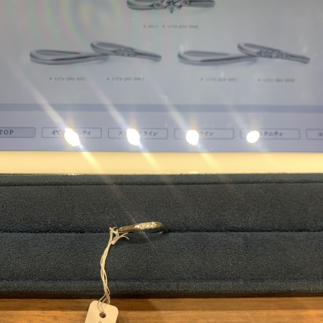 【4℃ BRIDAL(ヨンドシーブライダル)の口コミ】 エレガントでやや大きめの粒のダイアモンドが3石ついていて華やか
ねじれ…