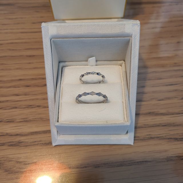 【ENUOVE(イノーヴェ)の口コミ】 デザインと、婚約指輪とのマッチ感。人と被らないものがいいと思っていた…
