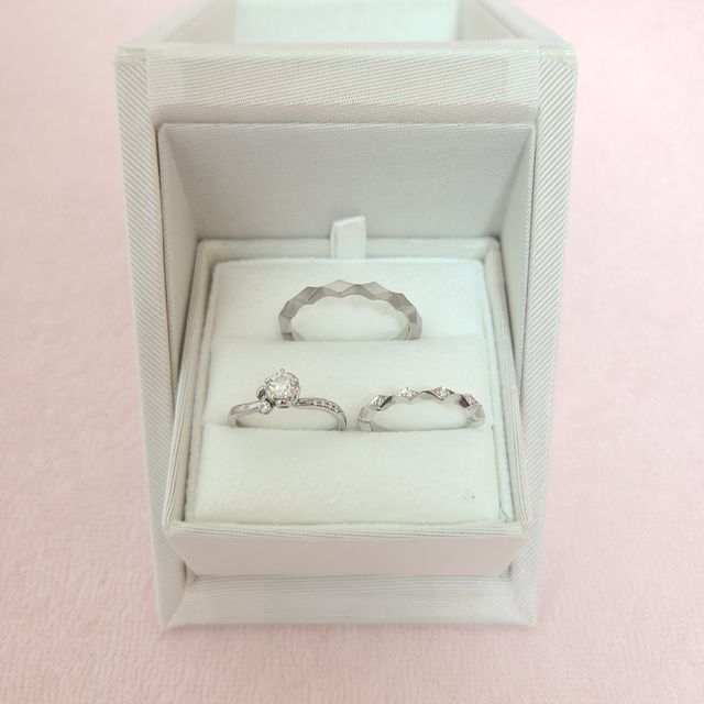 【ENUOVE(イノーヴェ)の口コミ】 デザインと、婚約指輪とのマッチ感。人と被らないものがいいと思っていた…